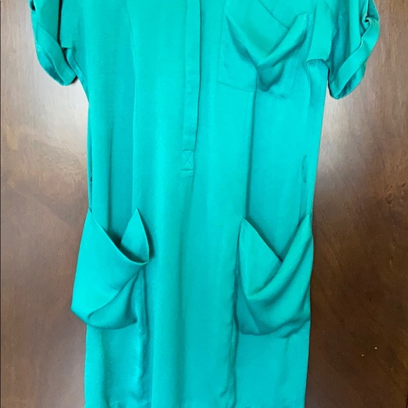 Mid-thigh high silk/satin material BCBG - Picture 5 of 7